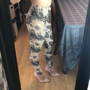 🦊 5/20 Paisley Print Cream Fashion Legging Light
